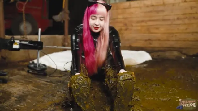 Catwoman Lyndra first time in the manure channel
